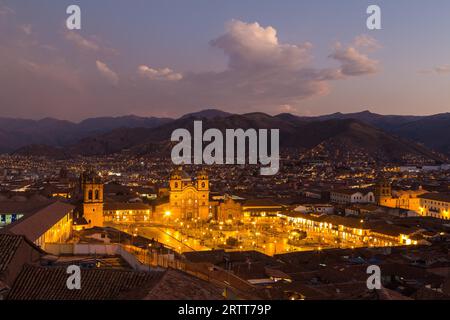 Cusco, Pérou, 08 octobre 2015 : vue panoramique de la Plaza de Armas à Cusco au coucher du soleil Banque D'Images