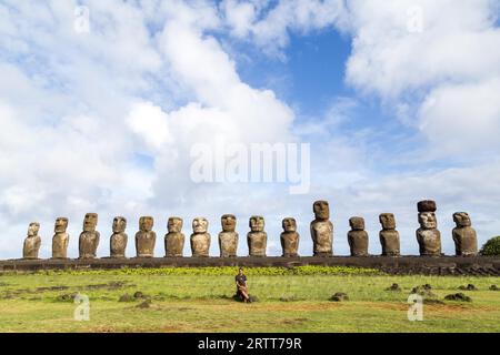 Île de Pâques, Chili, 3 décembre 2015 : touriste assis devant le 15 moais à AHU Tongariki Banque D'Images