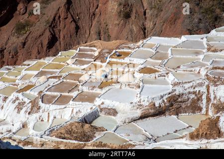 Maras, Pérou, 11 octobre 2015 : personnes travaillant dans les étangs salés des mines de sel de Maras Banque D'Images