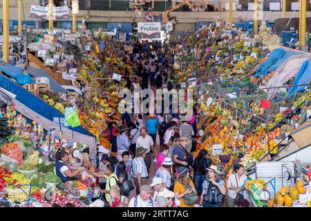 Arequipa, Pérou, 20 octobre 2015 : les gens dans l'immense bâtiment du marché de San Camillo Banque D'Images