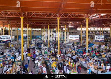 Arequipa, Pérou, 20 octobre 2015 : les gens dans l'immense bâtiment du marché de San Camillo Banque D'Images