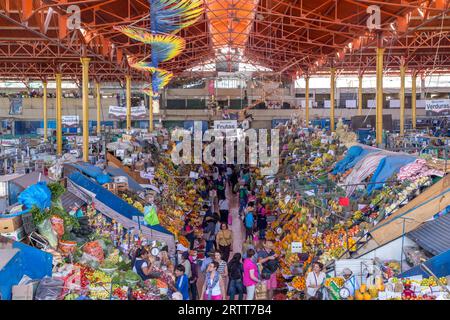 Arequipa, Pérou, 20 octobre 2015 : les gens dans l'immense bâtiment du marché de San Camillo Banque D'Images