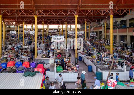 Arequipa, Pérou, 20 octobre 2015 : les gens dans l'immense bâtiment du marché de San Camillo Banque D'Images