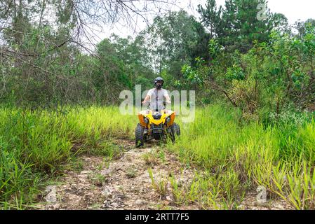 Minas Gerais, Brésil, 27 décembre 2015 : Homme dans la nature profitant d'un véhicule quad hors route à la campagne Banque D'Images