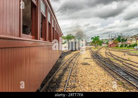 Tiradentes, Brésil, Dec 30, 2015 : De la fumée peut stationné à la gare de Tiradentes, une ville du patrimoine mondial de l'Unesco Coloniale Banque D'Images