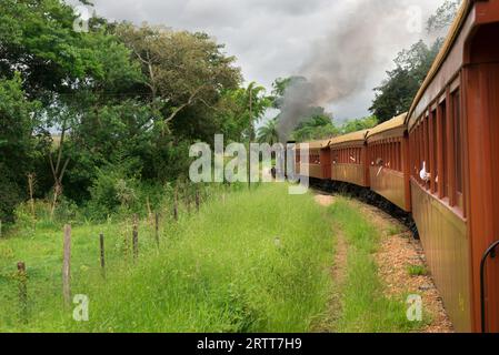 Tiradentes, Brésil, 30 décembre 2015 : train fumigène de l'ancien mois de mai à Tiradentes, une ville coloniale classée au patrimoine mondial de l'UNESCO Banque D'Images