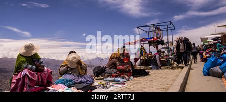 El Alto, Bolivie le 1 octobre 2015 : vendeurs au marché El Alto surplombant la Paz, l'un des plus grands marchés du monde. Les femmes couvrant leurs visages Banque D'Images