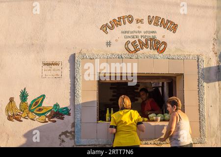 Trinidad, Cuba le 30 décembre 2015 : un marchand vend des légumes à deux femmes à Punto de Venta un jour ouvrable typique Banque D'Images