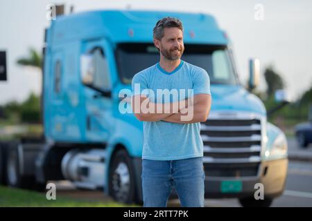 Conducteur homme près d'un camion. Homme propriétaire camion . Propriétaire sérieux d'un camion d'âge moyen. Véhicules de l'industrie du transport. Beau conducteur Banque D'Images