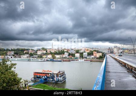 Photo de la rivière Sava à Belgrade, capitale de la Serbie, avec le pont Brankov MOST traversant la rivière et le quartier emblématique de la vieille ville de stari grad. Banque D'Images