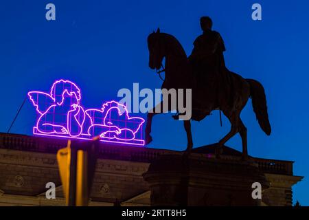 Statue équestre du roi Jean de Saxe sur la place du théâtre du soir. Depuis la réouverture de la Galerie d'images des anciens maîtres, les anges de Raphaël l'ont fait Banque D'Images