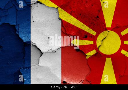Drapeaux de France et de Macédoine du Nord peints sur mur fissuré Banque D'Images