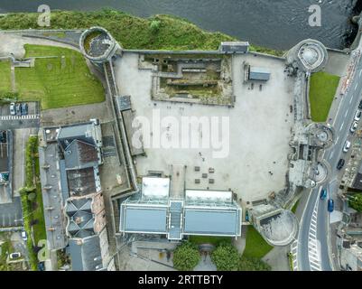 Vue aérienne de la ville de Limerick et du château du roi Jean sur l'île du roi avec des murs concentriques et des tours rondes le long de la rivière Shannon et du pont Thomond Banque D'Images