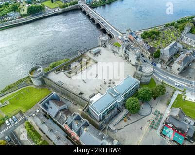 Vue aérienne de la ville de Limerick et du château du roi Jean sur l'île du roi avec des murs concentriques et des tours rondes le long de la rivière Shannon et du pont Thomond Banque D'Images