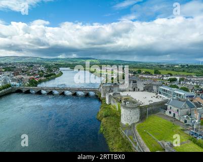 Vue aérienne de la ville de Limerick et du château du roi Jean sur l'île du roi avec des murs concentriques et des tours rondes le long de la rivière Shannon et du pont Thomond Banque D'Images