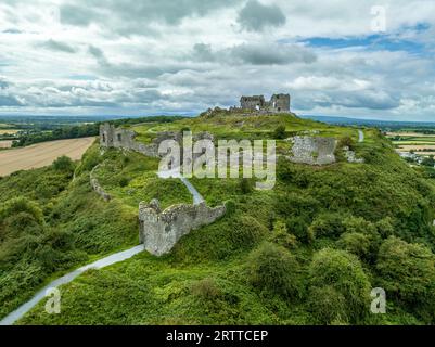 Vue aérienne de Dunamase légendaire ruine de château perché irlandais avec ciel bleu nuageux Banque D'Images