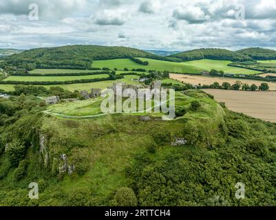 Vue aérienne de Dunamase légendaire ruine de château perché irlandais avec ciel bleu nuageux Banque D'Images