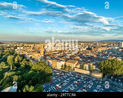 Vue aérienne de Logrono est Rioja Espagne, centre-ville fortifié médiéval, ravelin, cathédrale gothique le long de l'Èbre avec le ciel de coucher du soleil Banque D'Images