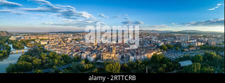 Vue aérienne de Logrono est Rioja Espagne, centre-ville fortifié médiéval, ravelin, cathédrale gothique le long de l'Èbre avec le ciel de coucher du soleil Banque D'Images