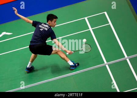 Hong Kong, Chine. 14 septembre 2023. Jason Gunawan, de Hong Kong Chine, joue lors de la ronde masculine de 16 contre Rasmus Gemke, du Danemark, le troisième jour des Championnats de badminton VICTOR Hong Kong Open 2023 au Hong Kong Coliseum. Score final ; Hong Kong Chine 1:2 Danemark crédit : SOPA Images Limited/Alamy Live News Banque D'Images