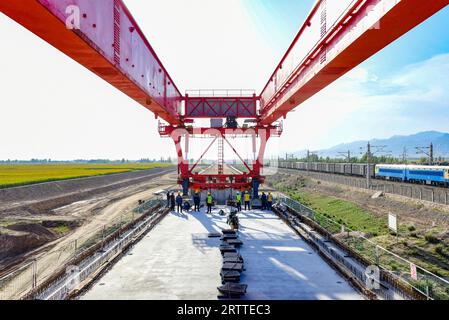 BAYANNUR, CHINE - 14 SEPTEMBRE 2023 - vue du chantier de construction de la poutre-caisson du chemin de fer à grande vitesse Baotou-Yinchuan Trans-Baiyin Pragug Banque D'Images