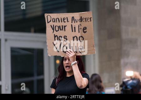 Seattle, États-Unis. 14 septembre 2023. Juste après 5:30pm, les manifestants ont commencé à marcher de Dexter Ave et Thomas St. Jaahnavi Kandula a été frappé et tué par un officier du SPD répondant à un appel sans lumières et sirènes plus tôt cette année en janvier. Le groupe a marché à travers le district technologique de Seattle jusqu’au commissariat de police de West SPD. L'indignation s'est largement répandue sur les médias sociaux après que la vidéo body-CAM a fait surface d'un officier de haut rang du SPD semblant rire et faire des commentaires désobligeants concernant la valeur de la vie des étudiants de 23 ans. Crédit : James Anderson/Alamy Live News Banque D'Images