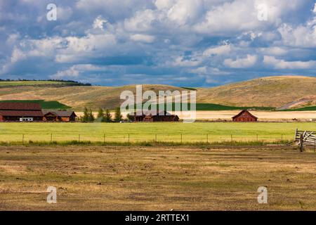 Communauté agricole dans la vallée de Teton en Idaho, sur le côté ouest de la chaîne de montagnes GrandTetons. Souvent appelé le «côté calme des Tetons. Banque D'Images