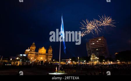 Guatemala City, Guatemala City, Guatemala. 14 septembre 2023. Hissage du drapeau national qui a eu lieu sur la place centrale, en commémoration des 202 ans d'indépendance du Guatemala. (Image de crédit : © Fernando Chuy/ZUMA Press Wire) USAGE ÉDITORIAL SEULEMENT! Non destiné à UN USAGE commercial ! Banque D'Images