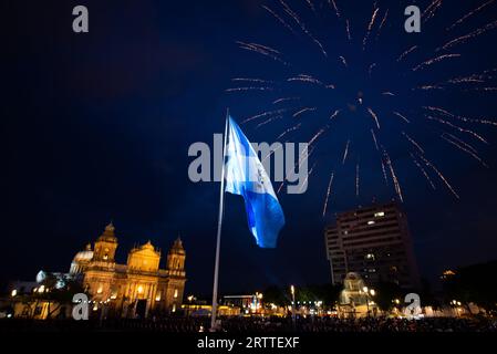 Guatemala City, Guatemala City, Guatemala. 14 septembre 2023. Hissage du drapeau national qui a eu lieu sur la place centrale, en commémoration des 202 ans d'indépendance du Guatemala. (Image de crédit : © Fernando Chuy/ZUMA Press Wire) USAGE ÉDITORIAL SEULEMENT! Non destiné à UN USAGE commercial ! Banque D'Images