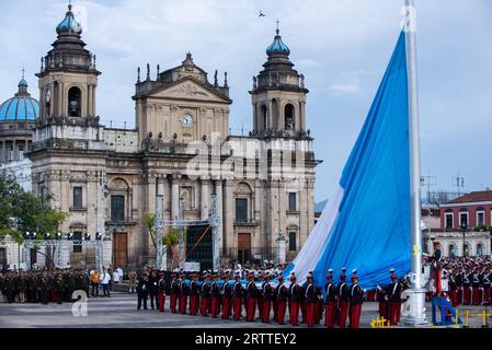 Guatemala City, Guatemala City, Guatemala. 14 septembre 2023. Hissage du drapeau national qui a eu lieu sur la place centrale, en commémoration des 202 ans d'indépendance du Guatemala. (Image de crédit : © Fernando Chuy/ZUMA Press Wire) USAGE ÉDITORIAL SEULEMENT! Non destiné à UN USAGE commercial ! Banque D'Images