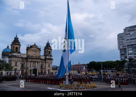 Guatemala City, Guatemala City, Guatemala. 14 septembre 2023. Hissage du drapeau national qui a eu lieu sur la place centrale, en commémoration des 202 ans d'indépendance du Guatemala. (Image de crédit : © Fernando Chuy/ZUMA Press Wire) USAGE ÉDITORIAL SEULEMENT! Non destiné à UN USAGE commercial ! Banque D'Images