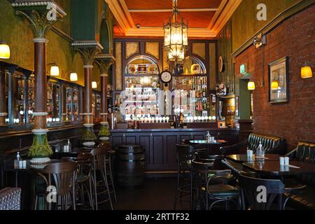 Intérieur d'un pub irlandais traditionnel Banque D'Images