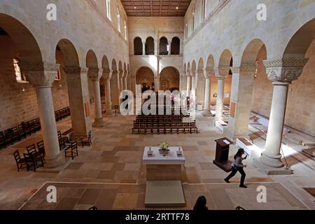 Quedlinburg, Allemagne. 14 septembre 2023. Vue de la collégiale de Quedlinburg avec ses colonnes de soutien. Une partie du Trésor de la cathédrale de Quedlinburg, l'un des plus importants trésors de l'église allemande, a été volée par un soldat américain à la fin de la guerre. Le retour à la ville du Harz a été célébré il y a 30 ans. Cependant, la recherche se poursuit pour deux pièces. Crédit : Matthias Bein/dpa/Alamy Live News Banque D'Images