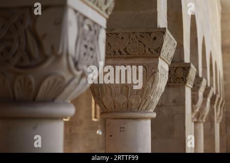 Quedlinburg, Allemagne. 14 septembre 2023. Vue de la collégiale de Quedlinburg avec ses colonnes de soutien. Une partie du Trésor de la cathédrale de Quedlinburg, l'un des plus importants trésors de l'église allemande, a été volée par un soldat américain à la fin de la guerre. Le retour à la ville du Harz a été célébré il y a 30 ans. Cependant, la recherche se poursuit pour deux pièces. Crédit : Matthias Bein/dpa/Alamy Live News Banque D'Images