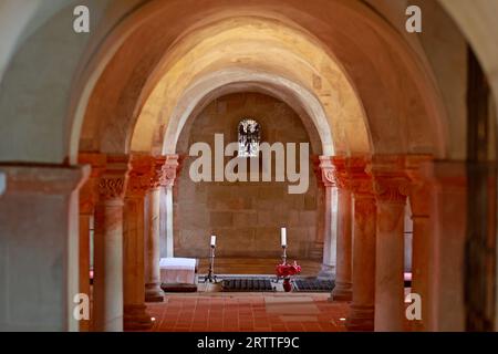 Quedlinburg, Allemagne. 14 septembre 2023. Vue dans la crypte de la collégiale de Quedlinburg. Une partie du Trésor de la cathédrale de Quedlinburg, l'un des plus importants trésors de l'église allemande, a été volée par un soldat américain à la fin de la guerre. Le retour à la ville du Harz a été célébré il y a 30 ans. Cependant, la recherche se poursuit pour deux pièces. Crédit : Matthias Bein/dpa/Alamy Live News Banque D'Images