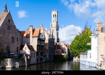 Vue caractéristique des canaux de Bruges. En arrière-plan, le beffroi (belfort) se démarque. Belgique Banque D'Images