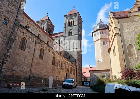 Quedlinburg, Allemagne. 14 septembre 2023. Vue de la collégiale de Quedlinburg. Une partie du Trésor de la cathédrale de Quedlinburg, l'un des plus importants trésors de l'église allemande, a été volée par un soldat américain à la fin de la guerre. Le retour à la ville du Harz a été célébré il y a 30 ans. Cependant, la recherche se poursuit pour deux pièces. Crédit : Matthias Bein/dpa/Alamy Live News Banque D'Images