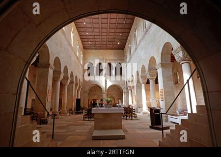 Quedlinburg, Allemagne. 14 septembre 2023. Vue dans la crypte de la collégiale de Quedlinburg. Une partie du Trésor de la cathédrale de Quedlinburg, l'un des plus importants trésors de l'église allemande, a été volée par un soldat américain à la fin de la guerre. Le retour à la ville du Harz a été célébré il y a 30 ans. Cependant, la recherche se poursuit pour deux pièces. Crédit : Matthias Bein/dpa/Alamy Live News Banque D'Images