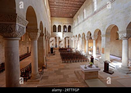 Quedlinburg, Allemagne. 14 septembre 2023. Vue de la collégiale de Quedlinburg avec ses colonnes de soutien. Une partie du Trésor de la cathédrale de Quedlinburg, l'un des plus importants trésors de l'église allemande, a été volée par un soldat américain à la fin de la guerre. Le retour à la ville du Harz a été célébré il y a 30 ans. Cependant, la recherche se poursuit pour deux pièces. Crédit : Matthias Bein/dpa/Alamy Live News Banque D'Images