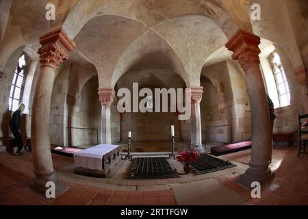 Quedlinburg, Allemagne. 14 septembre 2023. Vue dans la crypte de la collégiale de Quedlinburg. Une partie du Trésor de la cathédrale de Quedlinburg, l'un des plus importants trésors de l'église allemande, a été volée par un soldat américain à la fin de la guerre. Le retour à la ville du Harz a été célébré il y a 30 ans. Cependant, la recherche se poursuit pour deux pièces. Crédit : Matthias Bein/dpa/Alamy Live News Banque D'Images