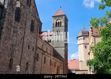 Quedlinburg, Allemagne. 14 septembre 2023. Vue de la collégiale de Quedlinburg. Une partie du Trésor de la cathédrale de Quedlinburg, l'un des plus importants trésors de l'église allemande, a été volée par un soldat américain à la fin de la guerre. Le retour à la ville du Harz a été célébré il y a 30 ans. Cependant, la recherche se poursuit pour deux pièces. Crédit : Matthias Bein/dpa/Alamy Live News Banque D'Images