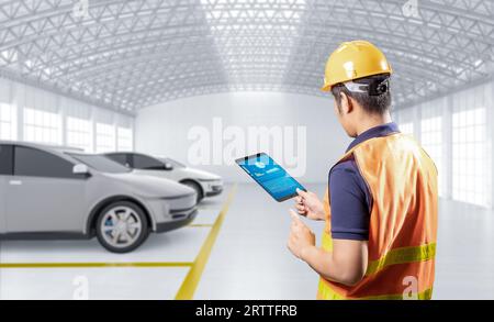 Ingénieur ou technicien asiatique travaillent avec la voiture ev en usine Banque D'Images