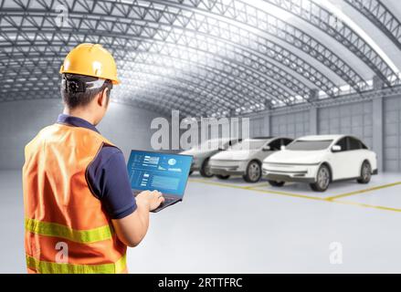 Ingénieur ou technicien asiatique travaillent avec la voiture ev en usine Banque D'Images