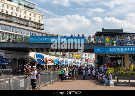 Les foules se rassemblant à des points de vue pour assister à la course cycliste Tour of Britain étape 6 commencent à Southend on Sea, Essex, Royaume-Uni. Southend Pier, arches de jetée Banque D'Images