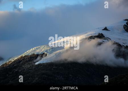 Glacier de Patagonie chilienne sur les montagnes, Parc National Alberto de Agostini, Cordillère Mont Darwin, Andes, Terre de feu, champ de glace, nuageux, Chili Banque D'Images