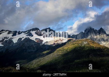 Montagnes de Patagonie chilienne, Parc National Alberto de Agostini, Cordillère Mont Darwin, Andes, Terre de feu, champ de glace, glaciers, nuageux, Chili Banque D'Images