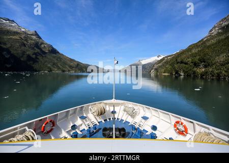 Bateau de croisière d'expédition Stella Austrais en Patagonie, vue sur les montagnes depuis le pont Banque D'Images