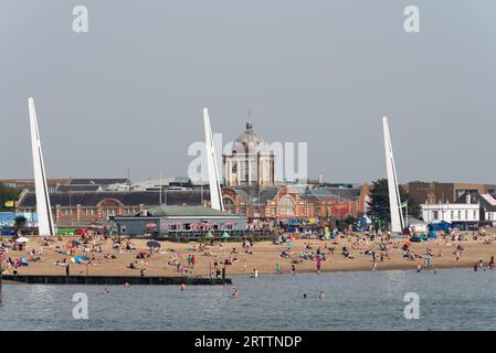 Plages animées par une chaude journée d'été de septembre à Southend, avec les bâtiments Kursaal et front de mer sur Southend Marine Parade, Southend on Sea, Essex, Royaume-Uni Banque D'Images