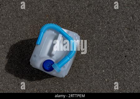 Cartouche de carburant d'eau AdBlue avec entonnoir dans la voiture Banque D'Images