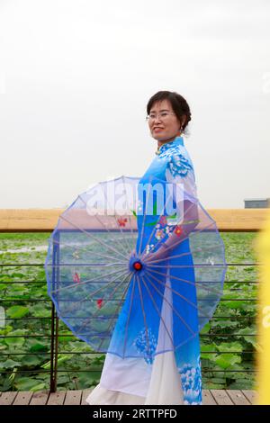 COMTÉ de LUANNAN, Chine - 9 juin 2018 : dame cheongsam jouant dans le parc, COMTÉ DE LUANNAN, province du Hebei, Chine Banque D'Images